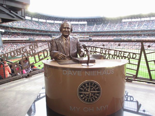 デイブ・ニーハウス（Dave Niehaus）の銅像