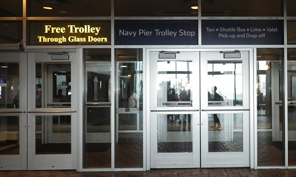 ネイビーピア フリー トロリー　The Navy Pier free trolley