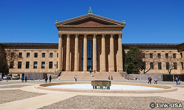 フィラデルフィア美術館とロッキー像
