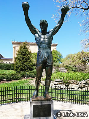 フィラデルフィア美術館とロッキー像