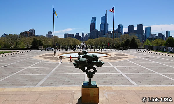 フィラデルフィア美術館とロッキー像