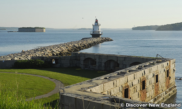 スプリングポイントレッジ灯台とゴーグス砦