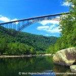 渓谷にかかる大きなアーチ橋の高さは267mで、アメリカで2番目の高さを誇ります。