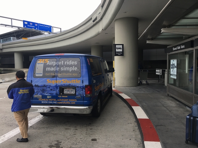 混載送迎シャトルバス スーパーシャトルでダウンタウンへ