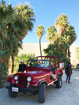 砂漠の中を駆け巡るアクティブジープツアー
