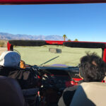 砂漠の中を駆け巡るアクティブジープツアー