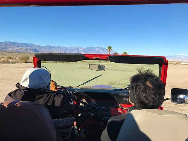 砂漠の中を駆け巡るアクティブジープツアー