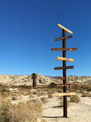 砂漠の中を駆け巡るアクティブジープツアー