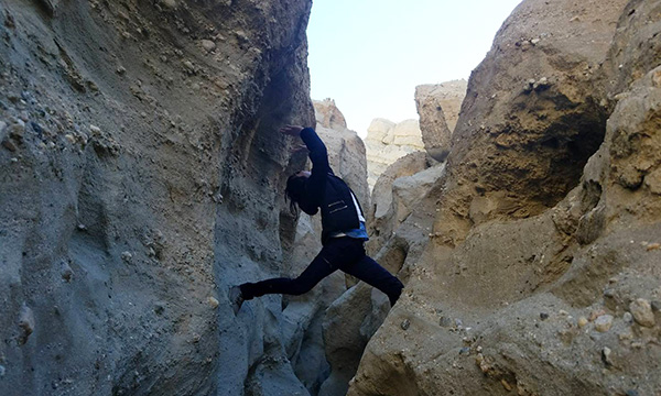 山の間でヨガポーズ