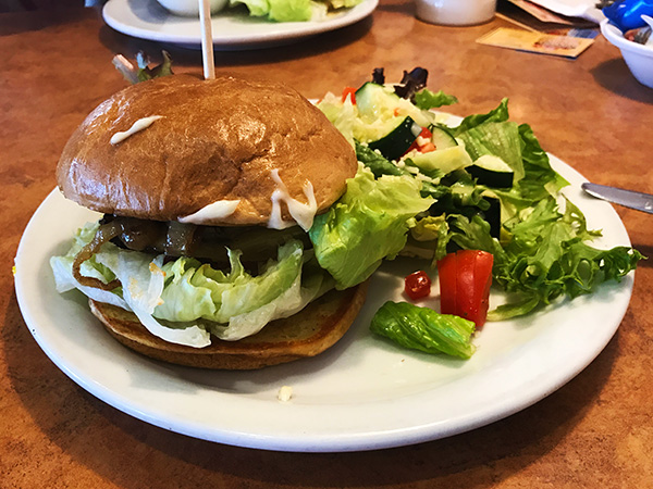 大きなハンバーガーを食べました