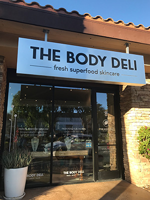 コスメもパームスプリング発のブランドを