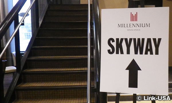 スカイウェイを歩いて朝食へ