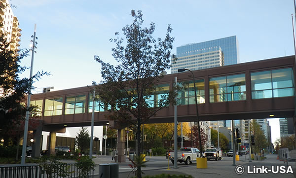 スカイウェイを歩いて朝食へ