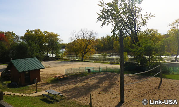 レッド パインズ でランチ