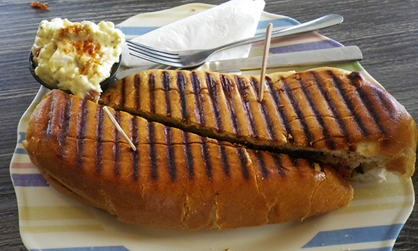 ヒルクレストのローカルのお店で朝食