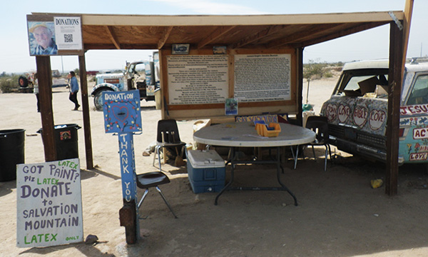 サルべーション・マウンテン　Salvation Mountain