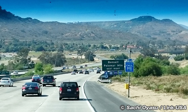 ジョシュアツリー国立公園　ロスから最も近い国立公園へ走る