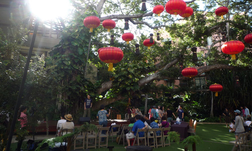 ロイヤルハワイアンショッピングセンターのロイヤルグローブ特設ステージ