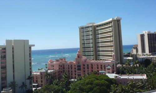 ホテルの部屋に戻っても、ウクレレの音が聞こえておりました。