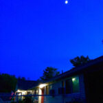 見上げる空にはアメリカの月