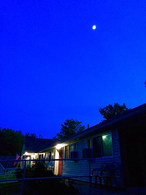 見上げる空にはアメリカの月