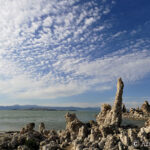 ピンク色に輝くモノレイク・トゥファ州立自然保護区